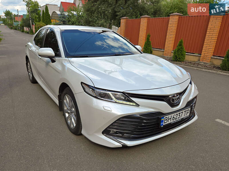 Седан Toyota Camry 2019 в Виннице