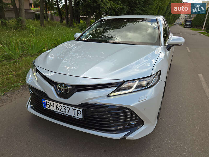 Седан Toyota Camry 2019 в Виннице