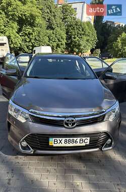 Седан Toyota Camry 2017 в Хмельницком