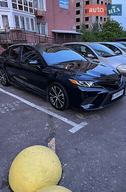 Седан Toyota Camry 2018 в Киеве