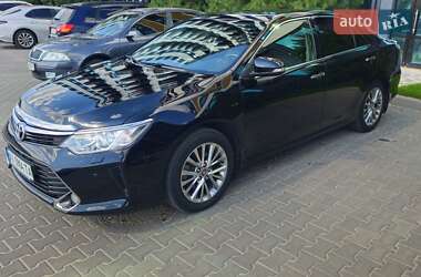 Седан Toyota Camry 2017 в Киеве