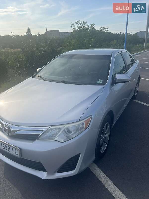 Седан Toyota Camry 2012 в Ужгороді