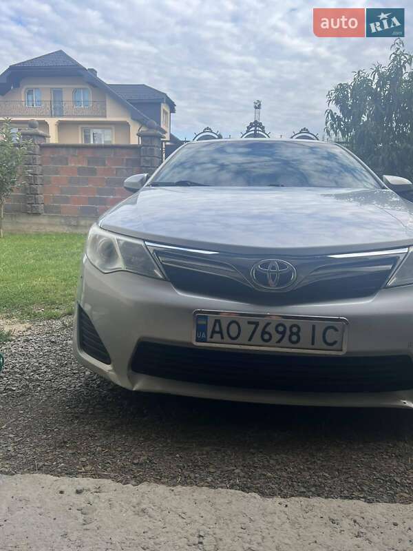 Седан Toyota Camry 2012 в Ужгороді