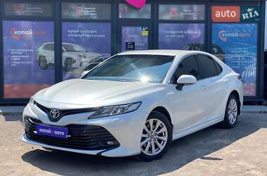 Седан Toyota Camry 2019 в Виннице