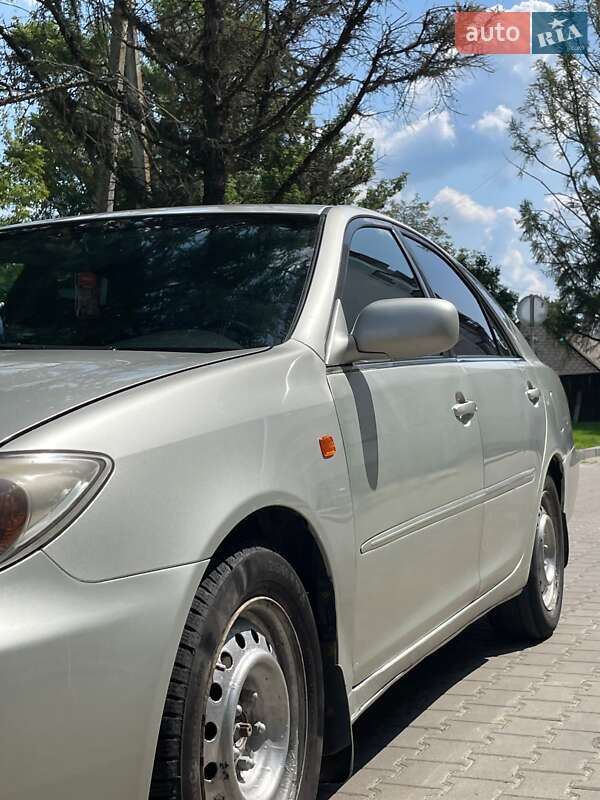 Седан Toyota Camry 2002 в Звягелі