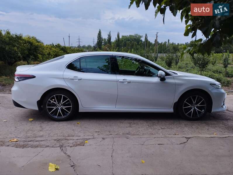 Седан Toyota Camry 2021 в Апостоловому