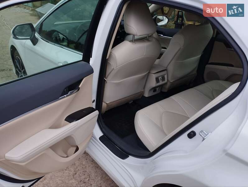 Седан Toyota Camry 2021 в Апостоловому