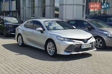 Седан Toyota Camry 2019 в Хмельницком