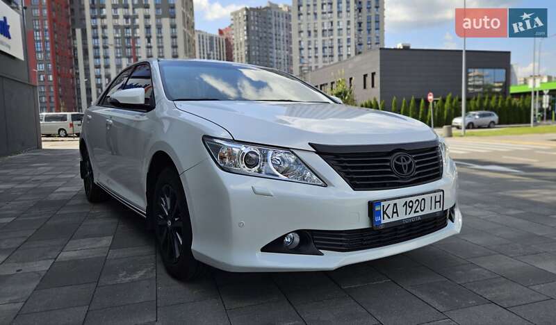 Седан Toyota Camry 2013 в Києві
