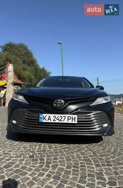 Седан Toyota Camry 2018 в Киеве