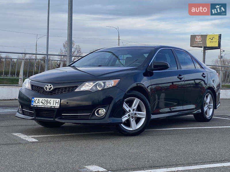 Седан Toyota Camry 2013 в Киеве