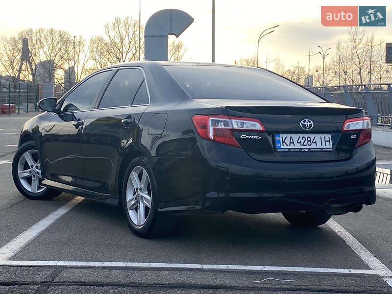 Седан Toyota Camry 2013 в Киеве