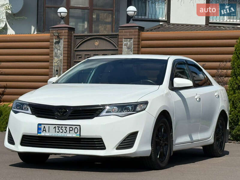 Седан Toyota Camry 2013 в Києві