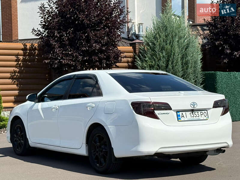 Седан Toyota Camry 2013 в Києві