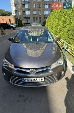 Седан Toyota Camry 2016 в Киеве