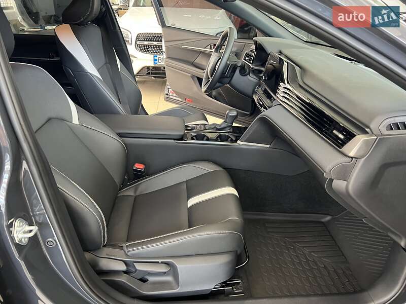 Седан Toyota Camry 2024 в Одесі