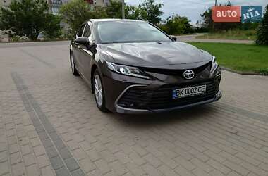 Седан Toyota Camry 2023 в Сарнах