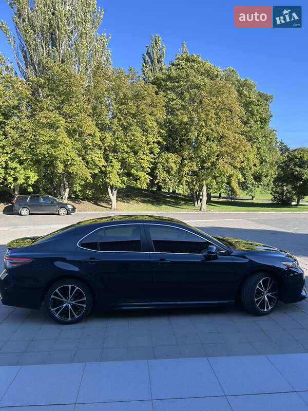 Седан Toyota Camry 2018 в Кременчуге