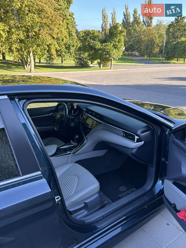 Седан Toyota Camry 2018 в Кременчуге