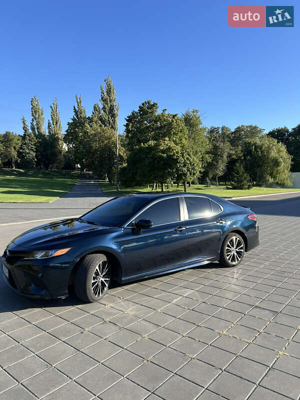 Седан Toyota Camry 2018 в Кременчуге