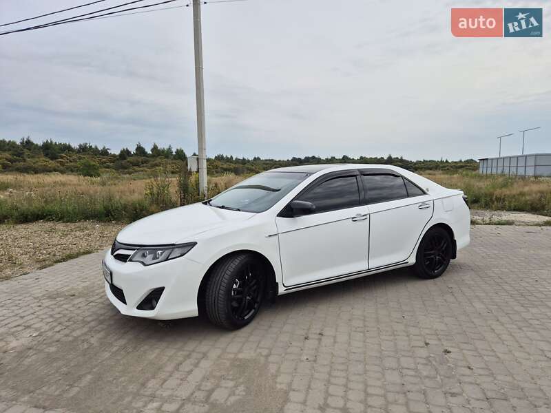 Седан Toyota Camry 2013 в Львове