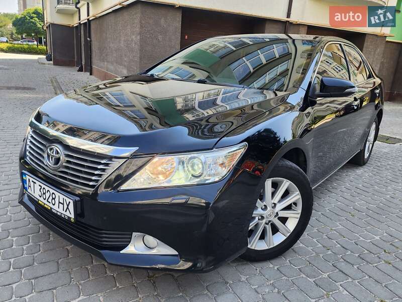 Седан Toyota Camry 2013 в Ивано-Франковске
