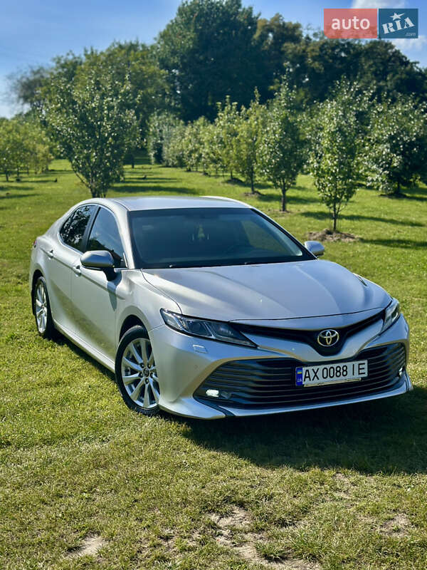 Седан Toyota Camry 2019 в Львове