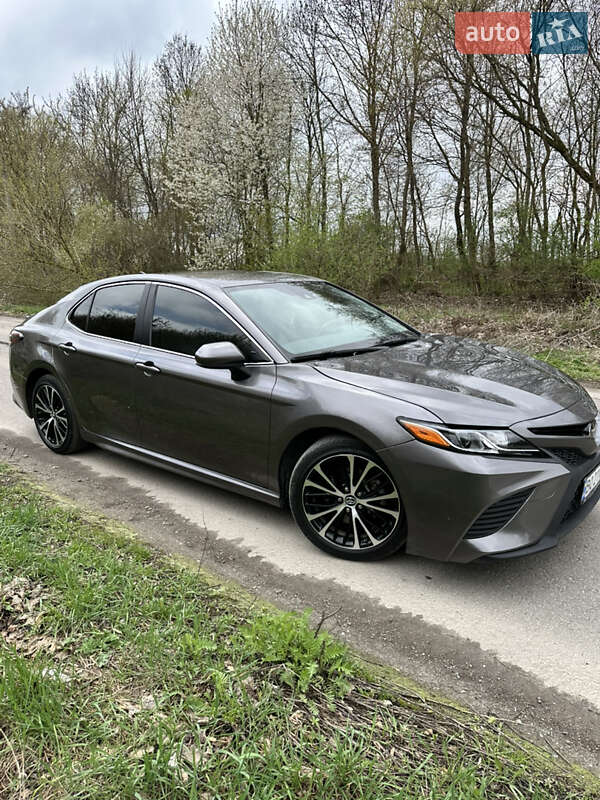 Седан Toyota Camry 2019 в Тернополе