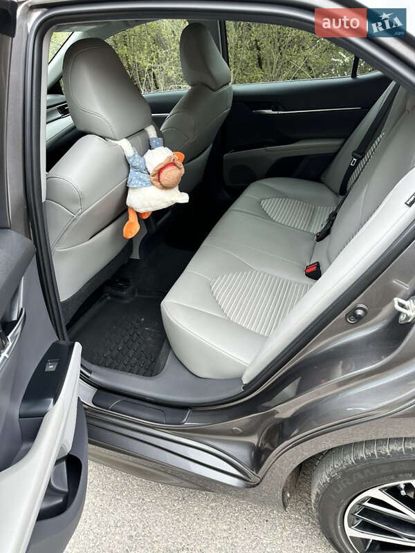 Седан Toyota Camry 2019 в Тернополе