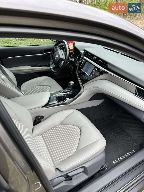 Седан Toyota Camry 2019 в Тернополе
