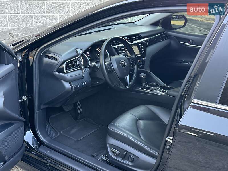 Седан Toyota Camry 2019 в Дніпрі