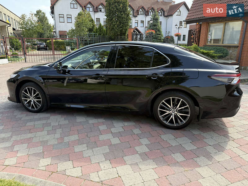 Седан Toyota Camry 2023 в Полтаве