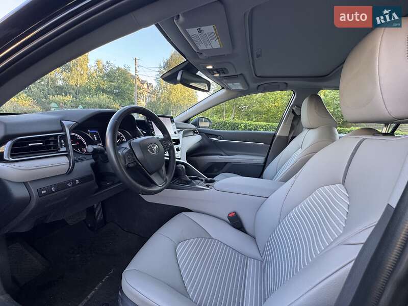 Седан Toyota Camry 2023 в Києві