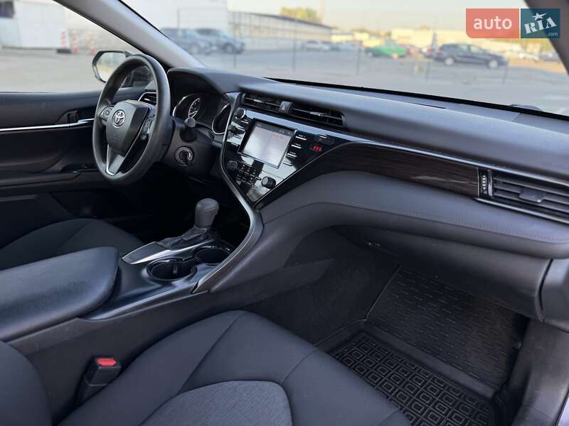 Седан Toyota Camry 2019 в Киеве