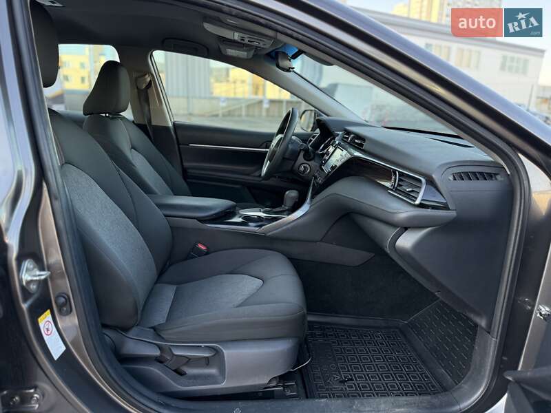Седан Toyota Camry 2019 в Киеве