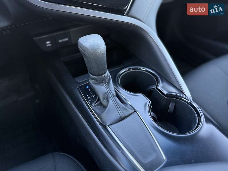 Седан Toyota Camry 2019 в Киеве