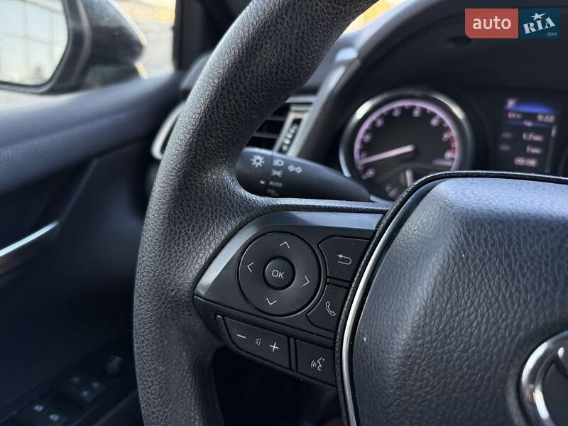 Седан Toyota Camry 2019 в Киеве