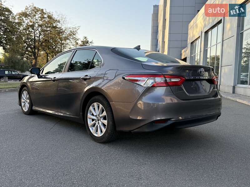 Седан Toyota Camry 2019 в Киеве