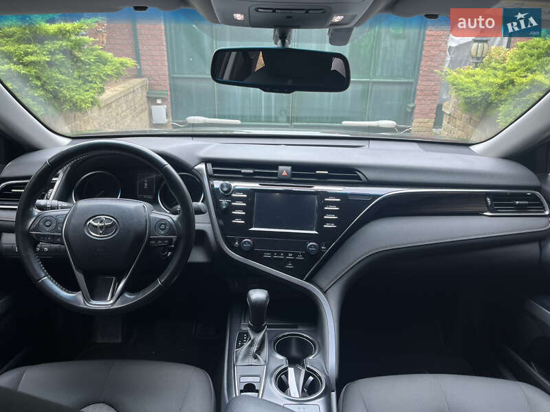 Седан Toyota Camry 2018 в Дніпрі