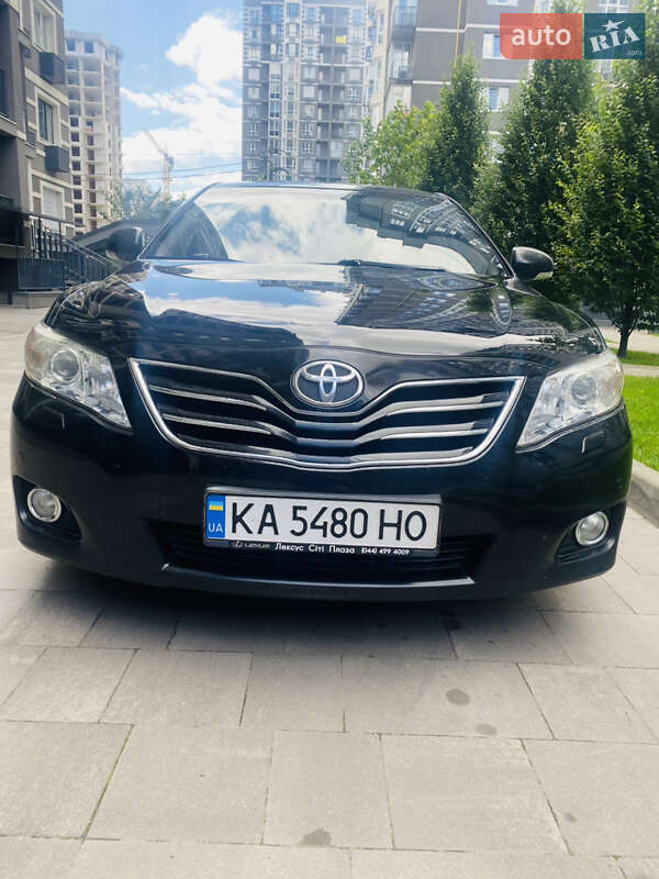Седан Toyota Camry 2010 в Києві