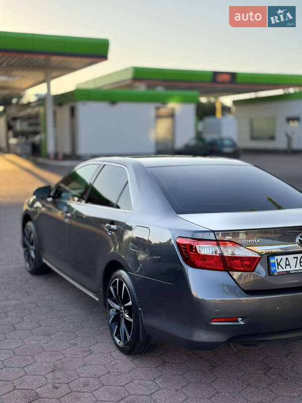 Седан Toyota Camry 2012 в Кривому Розі