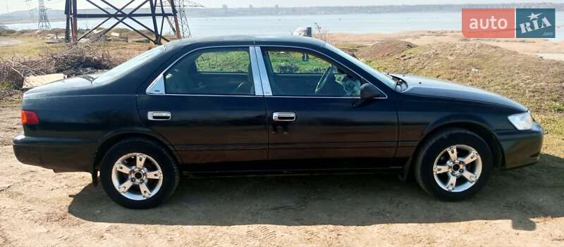 Седан Toyota Camry 2000 в Житомирі