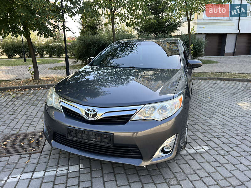 Седан Toyota Camry 2011 в Івано-Франківську