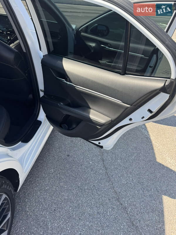 Седан Toyota Camry 2021 в Киеве