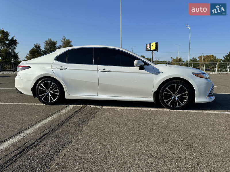 Седан Toyota Camry 2021 в Киеве