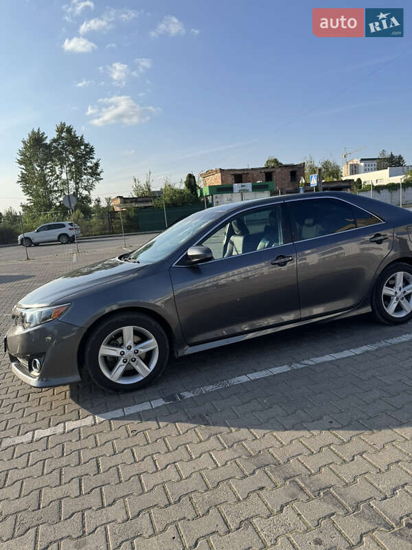 Седан Toyota Camry 2013 в Черновцах