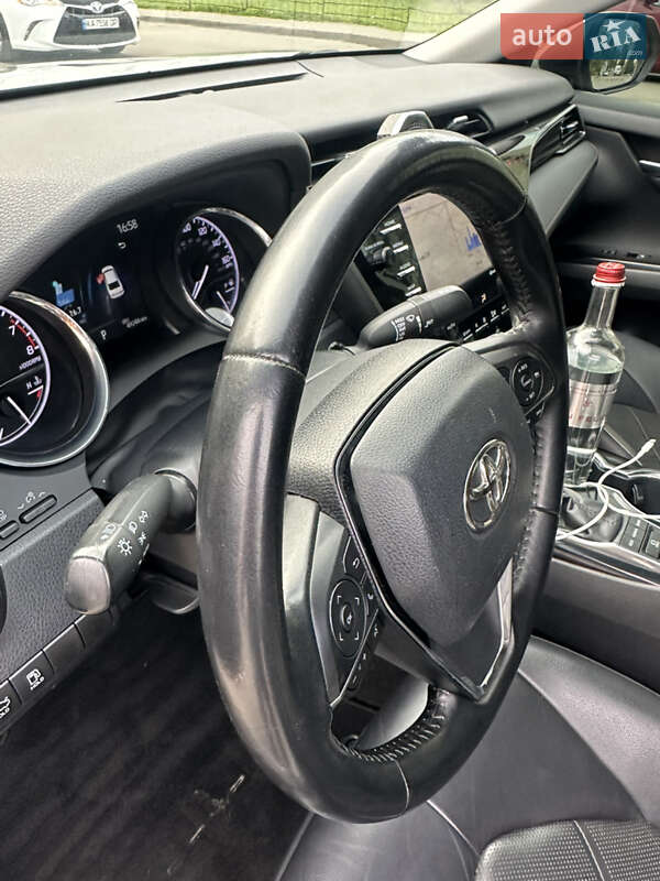 Седан Toyota Camry 2019 в Киеве