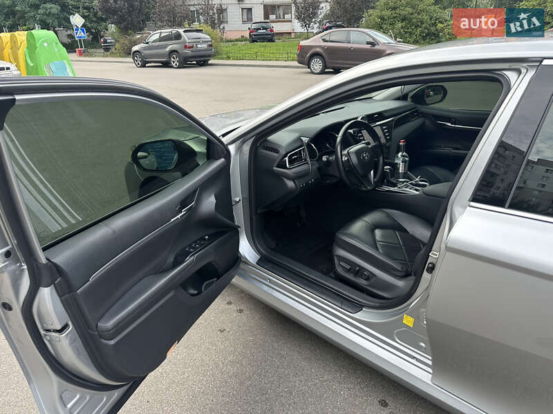 Седан Toyota Camry 2019 в Киеве