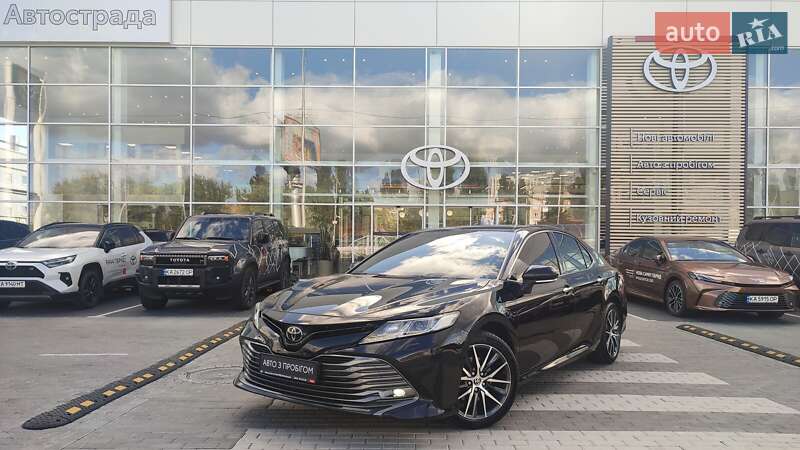 Седан Toyota Camry 2020 в Киеве