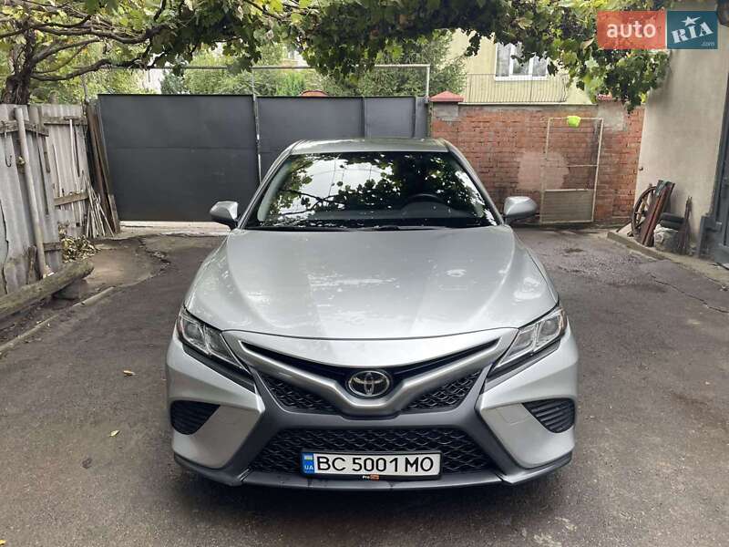 Седан Toyota Camry 2017 в Львове